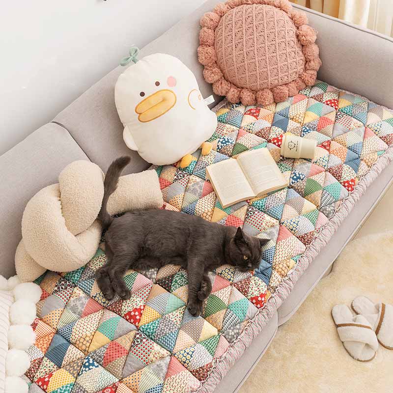 GardenGuard – Stylish Sofa Protector with Quilted Design & Non-Slip Backing