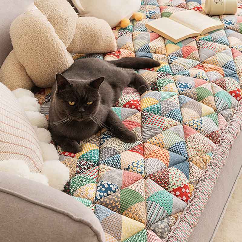 GardenGuard – Stylish Sofa Protector with Quilted Design & Non-Slip Backing
