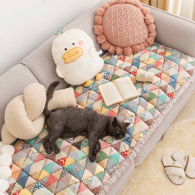 GardenGuard – Stylish Sofa Protector with Quilted Design & Non-Slip Backing